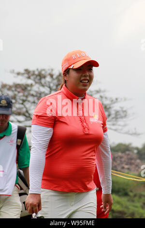 --File--cinese giocatore di golf Feng Shanshan è raffigurato durante il primo mondo Ladies campionato nel centro della città di Haikou, sud Chinas Hainan provincia, 2 Marzo 2 Foto Stock