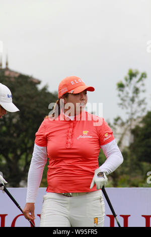 --File--cinese giocatore di golf Feng Shanshan è raffigurato durante il primo mondo Ladies campionato nel centro della città di Haikou, sud Chinas Hainan provincia, 2 Marzo 2 Foto Stock