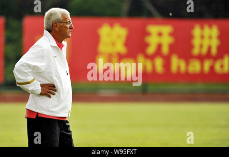 Marcello Lippi, il nuovo allenatore del Guangzhou Evergrande football club, è raffigurato durante una sessione di formazione di Guangzhou Evergrande in Guangzhou c Foto Stock