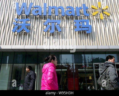 --FILE--pedoni a piedi passato un supermercato Walmart in Changzhou city east Chinas provincia dello Jiangsu, 19 febbraio 2012. Wal-Mart Stores Inc., il wor Foto Stock