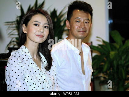 Attrice cinese Gao Yuanyuan, sinistra, e l'attore Huang Haibo partecipare a un meeting kick-off della cerimonia per la produzione della serie TV, consente di sposarsi, a Pechino Foto Stock