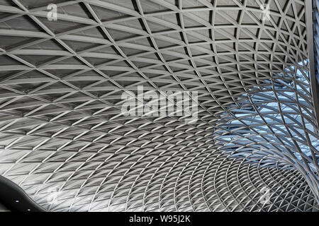 Costruzione di tetti in vetro in acciaio alla stazione ferroviaria King's Cross di Londra, Regno Unito, Europa Foto Stock