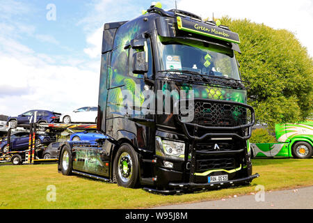 Alaharma, Finlandia. Il 9 agosto 2019. Personalizzato di Renault Trucks T autocarro verde Mamba 2 dell'Olaf Sattler visualizzati sul carrello di alimentazione mostra 2019. Foto Stock