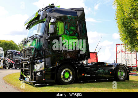 Alaharma, Finlandia. Il 9 agosto 2019. Personalizzato di Renault Trucks T autocarro verde Mamba 2 dell'Olaf Sattler visualizzati sul carrello di alimentazione mostra 2019. Foto Stock