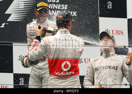 Vincitore la Mercedes-AMG conducente Nico Rosberg di Germania (R), terzo posto McLaren-Mercedes conducente Lewis Hamilton di Gran Bretagna superiore (L) e secondo posto McLar Foto Stock