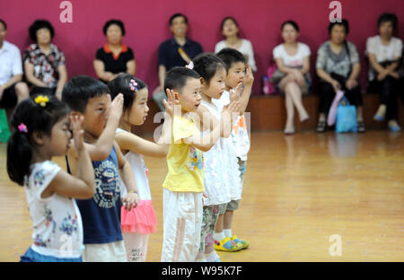 Giovani cinesi i bambini impareranno ballo latino presso un centro di formazione durante le vacanze estive nella città di Nanjing East Chinas provincia dello Jiangsu, 2 luglio 2012. Come Foto Stock