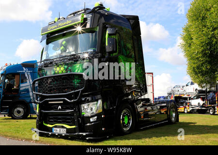 Alaharma, Finlandia. Il 9 agosto 2019. Personalizzato di Renault Trucks T autocarro verde Mamba 2 dell'Olaf Sattler visualizzati sul carrello di alimentazione mostra 2019. Foto Stock