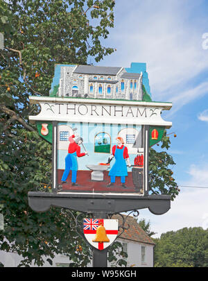 Una vista del lato est del villaggio segno sulla A149 strada costiera a nord di Norfolk a Thornham, Norfolk, Inghilterra, Regno Unito, Europa. Foto Stock