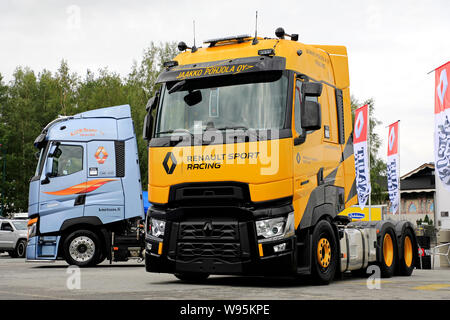 Alaharma, Finlandia. Il 9 agosto 2019. Renault Trucks T Alta Renault Sport Racing, in edizione limitata di 100 veicoli totale, sul carrello di alimentazione mostra 2019. Foto Stock