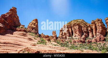 Sedona in Arizona a sud-ovest di noi d'America. Rosso di colore arancione, le formazioni rocciose di arenaria nel deserto paesaggio, cielo blu chiaro, soleggiata giornata di primavera Foto Stock