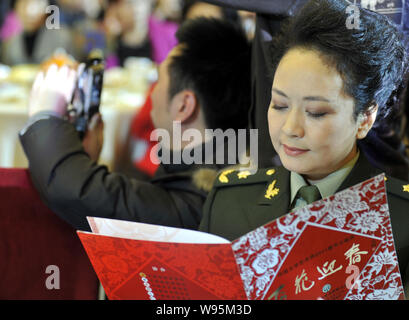 Il soprano cinese Peng Liyuan, moglie di cinesi Vice Presidente Xi Jinping, partecipa a una festa di gala per celebrare la festa di primavera a Pechino in Cina, 16 gennaio Foto Stock