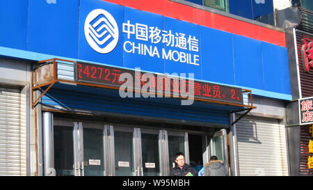 --File--Vista di un ramo di China Mobile nella città di Qiqihar, nordest Chinas Provincia di Heilongjiang, 11 febbraio 2012. Cina UnionPay, i countrys sol Foto Stock