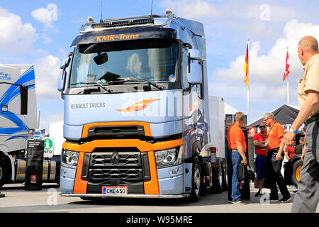 Alaharma, Finlandia. Il 9 agosto 2019. Renault Trucks T 520 alta 6X2 unità a trattore di AB KMR-Trans Oy su Renault Trucks stand sul carrello di alimentazione mostra 2019. Foto Stock