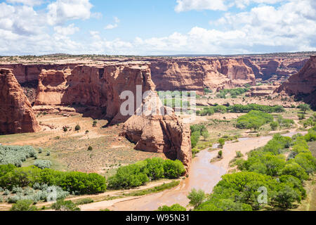 Canyon De Chelly National Monument, Navajo Nation. In Arizona, Stati Uniti d'America. Si affacciano delle formazioni di arenaria in una soleggiata giornata di primavera, blu cielo con c Foto Stock