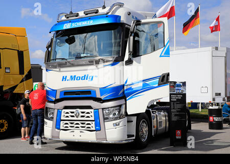 Alaharma, Finlandia. Il 9 agosto 2019. Renault Trucks T 520 alta 6X2 spintore di Kuljetus H. Modig Oy visualizzati sul carrello di alimentazione mostra 2019. Foto Stock