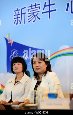 Sun Yiping, destra, il nuovo presidente e CEO di China Mengniu Dairy Company Limited, guarda su nel corso di una conferenza stampa a Pechino in Cina, 19 giugno 2012. Foto Stock