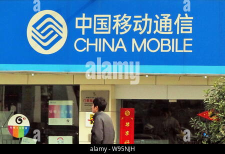 --File--A passeggiate a piedi passato un ramo di China Mobile in Cina a Shanghai, 16 gennaio 2010. China Mobile Communications Corp, la società capogruppo Foto Stock