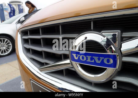 --FILE--auto Volvo sono visibili sul display durante un auto show di Qingdao City East Chinas provincia di Shandong, 17 settembre 2011. Il braccio DEGLI STATI UNITI DI Swedis Foto Stock