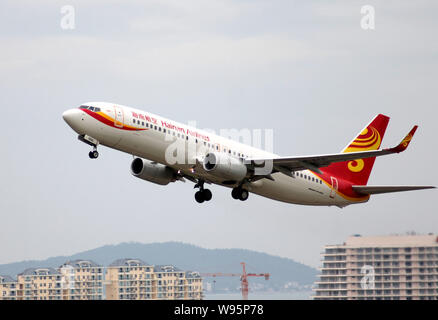 --FILE--un Boeing 737-800 jet di Hainan Airlines decolla presso l'Aeroporto Internazionale di Sanya Phoenix nella città di Sanya, sud Chinas Hainan provincia Foto Stock