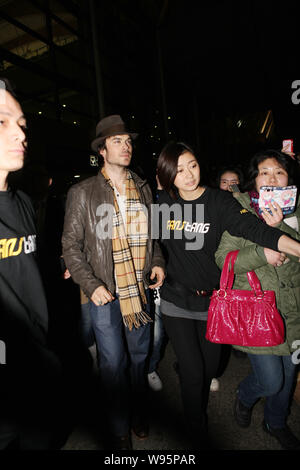 Attore americano Ian Somerhalder, seconda a sinistra, arriva presso l'Aeroporto Internazionale di Shanghai Pudong di Shanghai, Cina, 27 dicembre 2012. Legge canadese Foto Stock