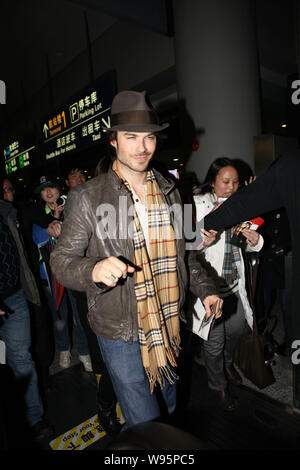 Attore americano Ian Somerhalder, centro arriva presso l'Aeroporto Internazionale di Shanghai Pudong di Shanghai, Cina, 27 dicembre 2012. Attrice canadese Foto Stock