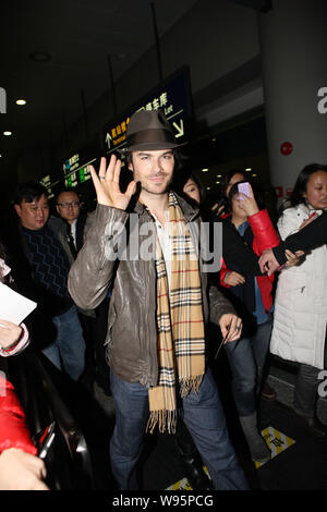 Attore americano Ian Somerhalder, centro onde come egli arriva all'Aeroporto Internazionale di Shanghai Pudong di Shanghai, Cina, 27 dicembre 2012. Canad Foto Stock