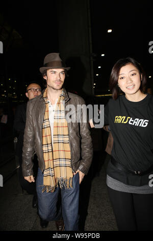 Attore americano Ian Somerhalder, sinistra, arriva in corrispondenza dell'Aeroporto Internazionale di Shanghai Pudong di Shanghai, Cina, 27 dicembre 2012. Attrice canadese Ni Foto Stock