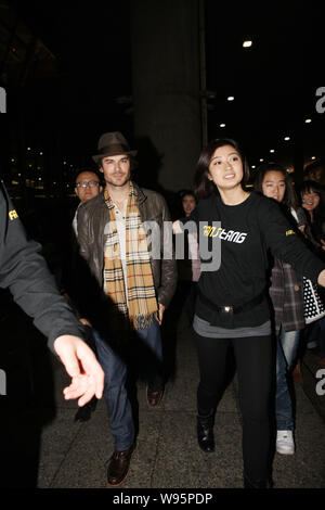 Attore americano Ian Somerhalder, sinistra, arriva in corrispondenza dell'Aeroporto Internazionale di Shanghai Pudong di Shanghai, Cina, 27 dicembre 2012. Attrice canadese Ni Foto Stock