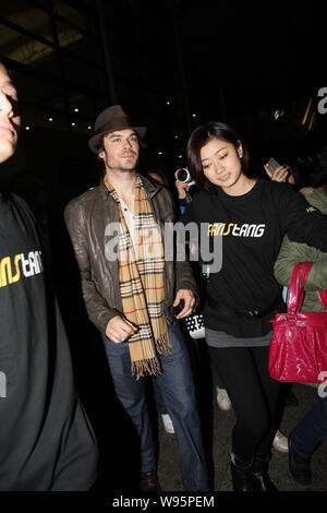 Attore americano Ian Somerhalder, centro arriva presso l'Aeroporto Internazionale di Shanghai Pudong di Shanghai, Cina, 27 dicembre 2012. Attrice canadese Foto Stock