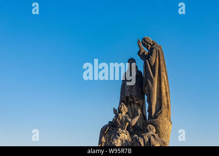 Bellissima ed elaborati in pietra arenaria la religione cristiana sculture, statue dei Santi Cirillo e Metodio, posto sulla balaustra del Ponte Carlo. Foto Stock