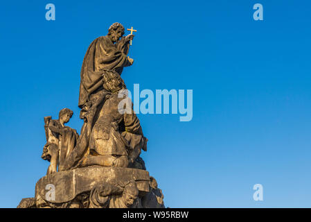 Bella e delicata elaborati in pietra arenaria la religione cristiana scultura, la statua di San Francesco Xaverius, posto sulla balaustra del Ponte Carlo. Foto Stock