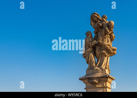 Bella e delicata elaborati in pietra arenaria religioso cristiano scultura, la statua di Sant'Anna, posto sulla balaustra del Ponte Carlo. Foto Stock