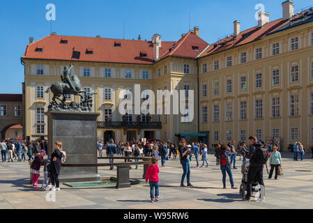 La folla di gente e di turisti godere giorno soleggiato e scattare una foto nella piazza di fronte a una grande torre sud della cattedrale di San Vito. Foto Stock