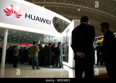 --File--i visitatori sono visti presso lo stand di Huawei durante una fiera a Pechino in Cina, 12 ottobre 2012. Weijun Wang, presidente di Huawei Device Cina ri Foto Stock