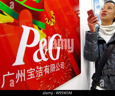 --File--A passeggiate a piedi passato il logo della P&G in Cina a Shanghai, 27 gennaio 2010. Per anni le aziende come Procter & Gamble Co. principalmente dovuto Foto Stock