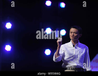 Ma Jack Yun, fondatore e presidente del gruppo Alibaba, offre un discorso in occasione della IX Vertice Netrepreneur in Hangzhou, est Chinas nella provincia di Zhejiang, Foto Stock