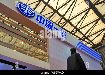 --File--un visitatore passeggiate passato lo stand della FAW durante un'auto show in Cina a Shanghai, 25 aprile 2011. Nonostante la crescita globale nell'automobil cinese Foto Stock