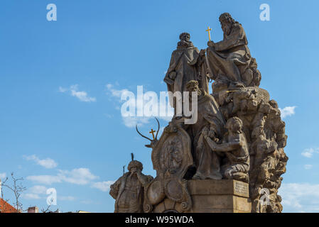 Outdoor sunny view statue di Giovanni di Matha, Felice de Valois e San Ivan stand sul piedistallo e la balaustra del Ponte Carlo. Foto Stock