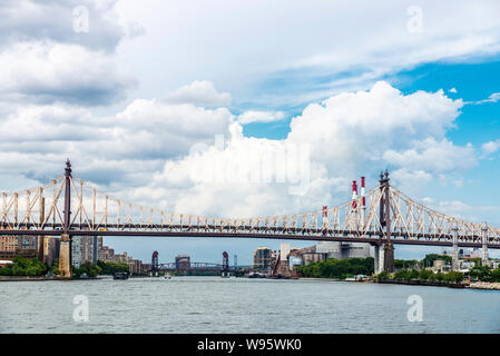 Vista la Ed Koch il Queensboro Bridge e Ravenswood stazione di generazione a New York City, Stati Uniti d'America Foto Stock