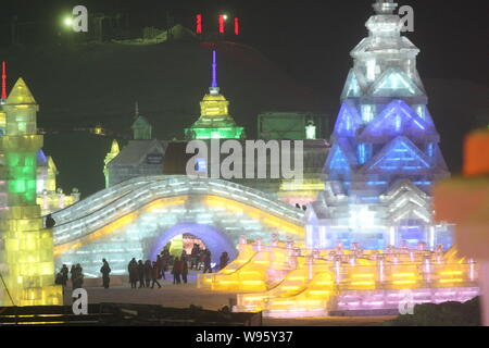 Colorate sculture di ghiaccio sono illustrati durante il XIV ed al Mondo del Ghiaccio e della neve nella città di Harbin, nordest Chinas Provincia di Heilongjiang, 27 dicembre 2012. Foto Stock