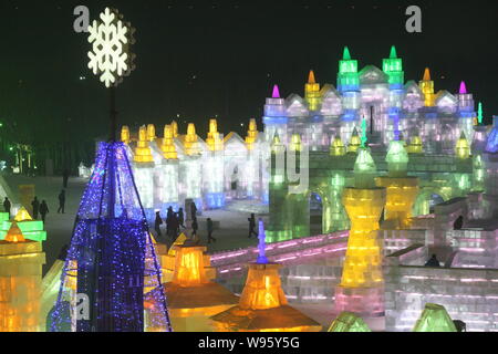 Colorate sculture di ghiaccio sono raffigurati nella foto durante il XIV ed al Mondo del Ghiaccio e della neve nella città di Harbin, nordest Chinas Provincia di Heilongjiang, 27 Dicembre Foto Stock