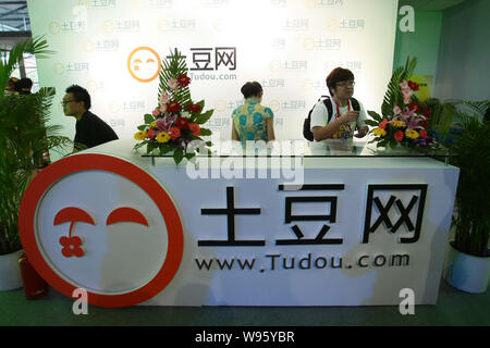 --File -- la gente visita lo stand di Tudou.com durante il decimo China Digital Entertainment Expo & Conference, noto anche come ChinaJoy 2012, a Shangha Foto Stock