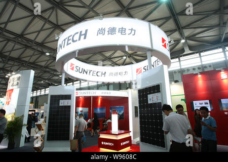 --File -- la gente visita lo stand di Suntech durante il sesto SNEC (2012) fotovoltaico Internazionale Power Generation Conference & Exhibition, noto come END Foto Stock