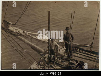 Alfred e Willie, due giovani pescatori di ostriche nella Baia di Mobile. A pochi, ma non molti di questi giovani si trovano sul oyster barche. Abstract: Fotografie dal record della Nazionale di Lavoro Minorile Comitato (USA) Foto Stock