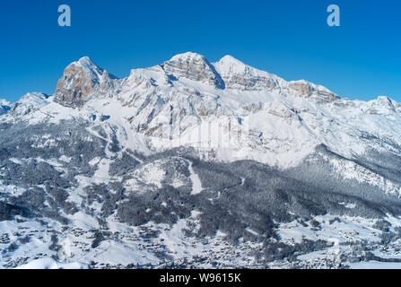 Tofana picco gamma di montagna in inverno, coperto di neve delle Dolomiti italiane, famosa stazione sciistica di Cortina d'Ampezzo, Italia Foto Stock