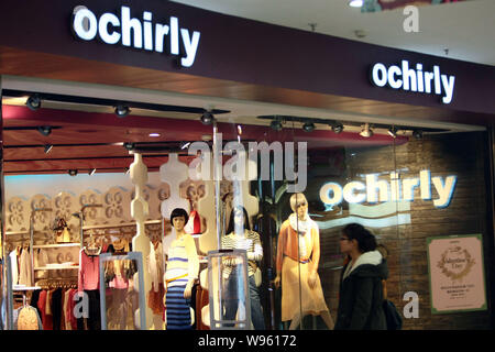 Una passeggiate a piedi passato un Ochirly store in Cina a Shanghai, 13 febbraio 2012. Un privato-equity fund sostenuto dal francese gigante di lusso LVMH Moet Henness Foto Stock