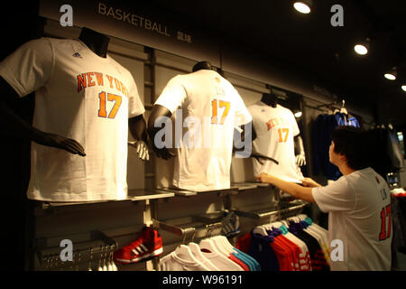 T-shirt dei New York Knicks Jeremy Lin sono in vendita presso un negozio di articoli sportivi in Cina a Shanghai, 28 febbraio 2012. Foto Stock