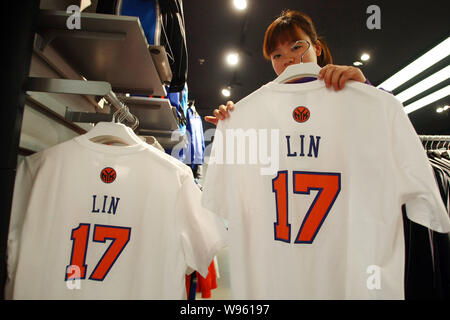 T-shirt dei New York Knicks Jeremy Lin sono in vendita presso un negozio di articoli sportivi in Cina a Shanghai, 28 febbraio 2012. Foto Stock