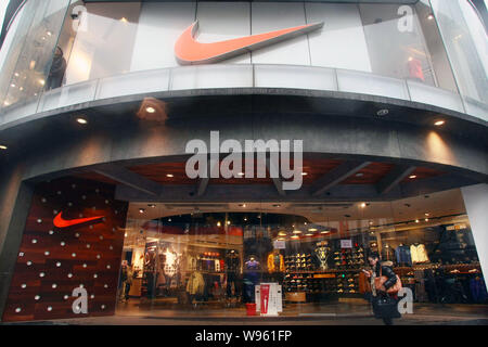 --File--A passeggiate a piedi passato un abbigliamento sportivo Nike Store in Cina a Shanghai, 10 febbraio 2012. Recentemente, un sacco di attenzione è focalizzata su cosa bra Foto Stock