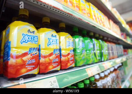 --File--bottiglie del maestro Kong ice tea di Tingyi (Isole Cayman) Azienda Corp. sono visti in un supermercato a Shanghai in Cina, 4 novembre 2011. Dopo Foto Stock